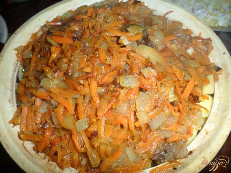 Фото приготовление рецепта: Тушенный картофель в горшочке с свиными ребрами шаг №5