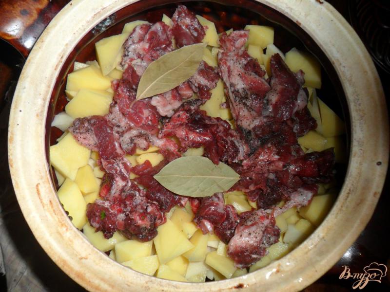 Фото приготовление рецепта: Тушенный картофель в горшочке с свиными ребрами шаг №4
