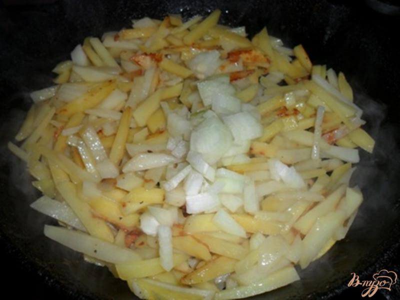 Фото приготовление рецепта: Жаренный картофель с луком и укропом шаг №2