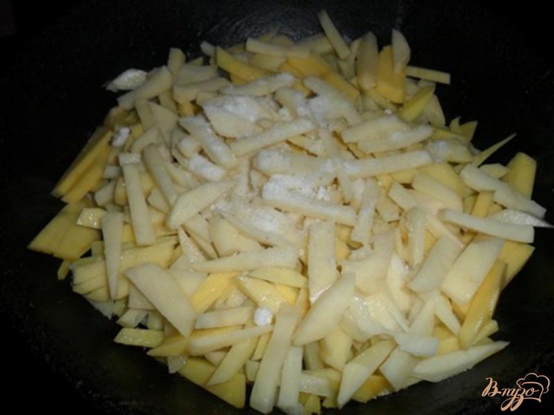 Фото приготовление рецепта: Жаренный картофель с луком и укропом шаг №1
