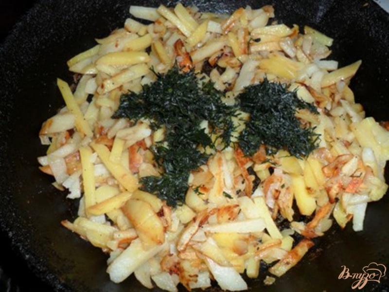 Фото приготовление рецепта: Жаренный картофель с луком и укропом шаг №3