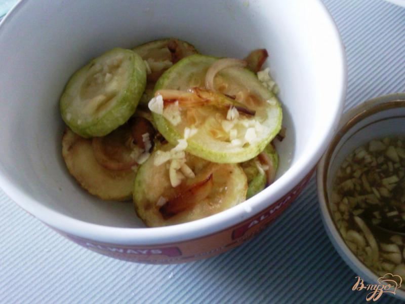 Фото приготовление рецепта: Жаренные кабачки с луком под чесночным соусом шаг №6