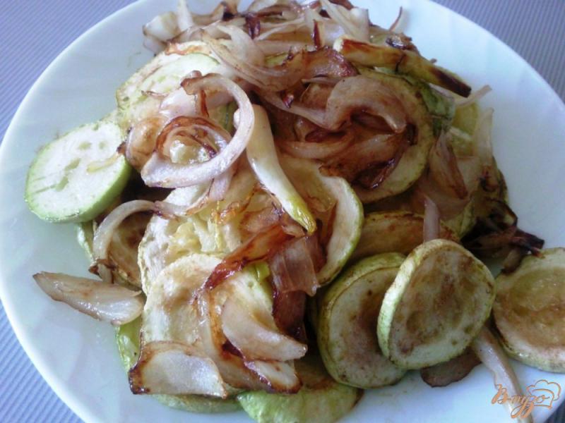 Фото приготовление рецепта: Жаренные кабачки с луком под чесночным соусом шаг №4