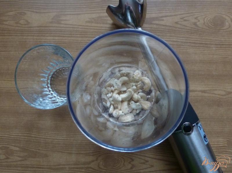 Фото приготовление рецепта: Густой коктейль из ягод на ореховом молоке шаг №2