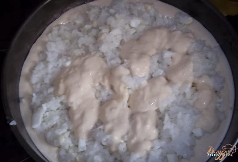 Фото приготовление рецепта: Пирог наливной с рисом и яйцом шаг №4