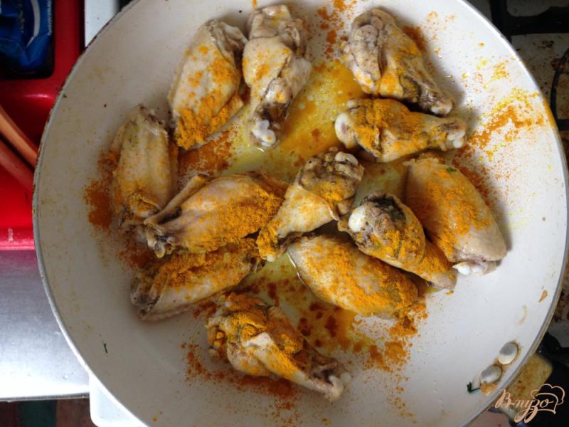 Фото приготовление рецепта: Куриные крылья с тушенными грибами в сливках шаг №11