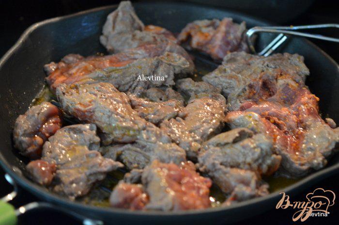 Фото приготовление рецепта: Лепешки с говядиной и дзадзики соус шаг №3