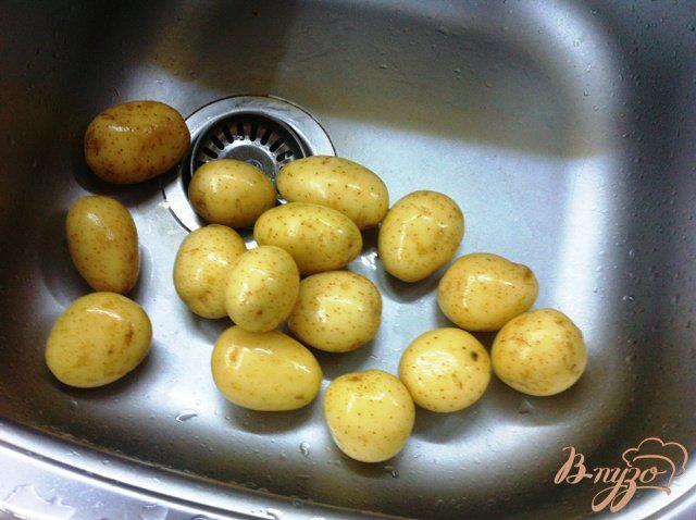 Фото приготовление рецепта: Картофель запеченный с купатами шаг №1