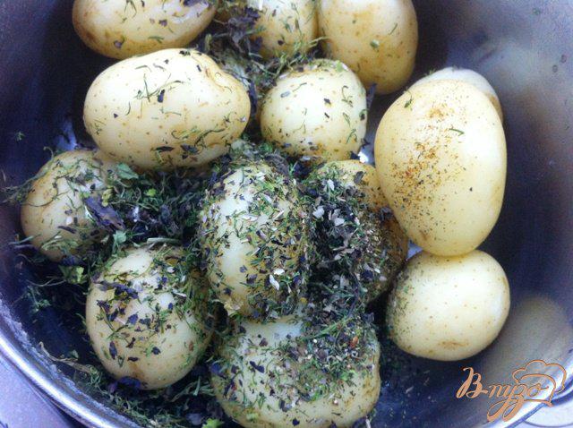Фото приготовление рецепта: Картофель запеченный с купатами шаг №7
