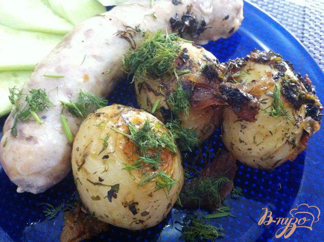 Фото приготовление рецепта: Картофель запеченный с купатами шаг №11
