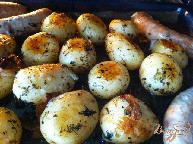 Фото приготовление рецепта: Картофель запеченный с купатами шаг №10