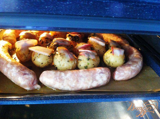 Фото приготовление рецепта: Картофель запеченный с купатами шаг №9