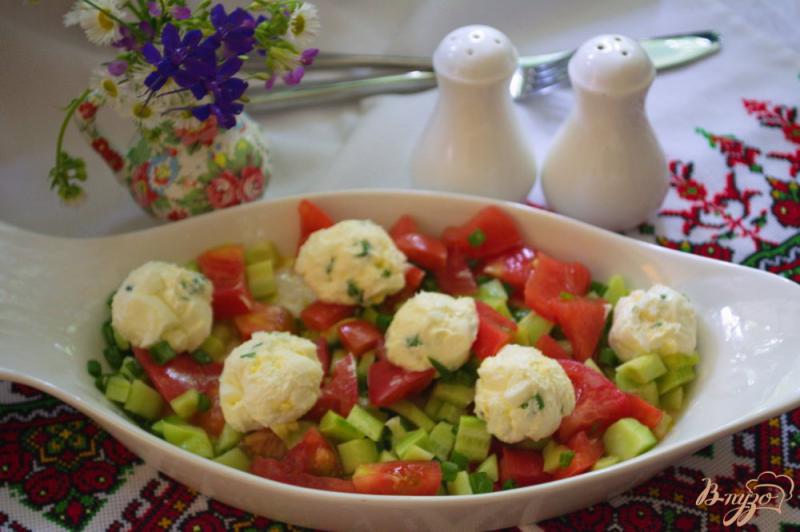 Фото приготовление рецепта: Салат с шариками из феты шаг №7