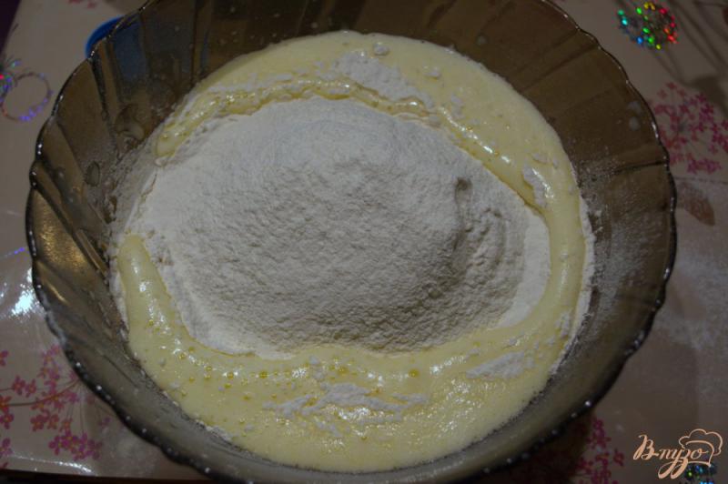Фото приготовление рецепта: Кефирный кекс с вишней и изюмом шаг №2