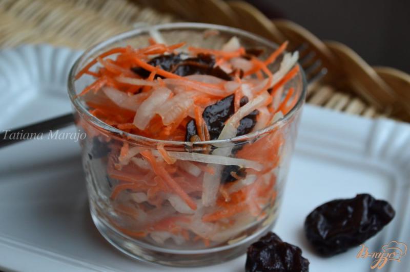 Фото приготовление рецепта: Луково-морковный салат с черносливом шаг №3