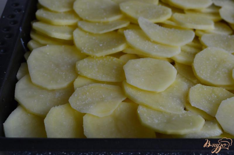 Фото приготовление рецепта: Мясо куриных грудок с картофелем шаг №2