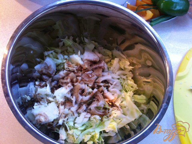 Фото приготовление рецепта: Овощной салат с капустой шаг №4