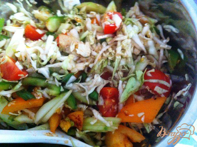 Фото приготовление рецепта: Овощной салат с капустой шаг №9