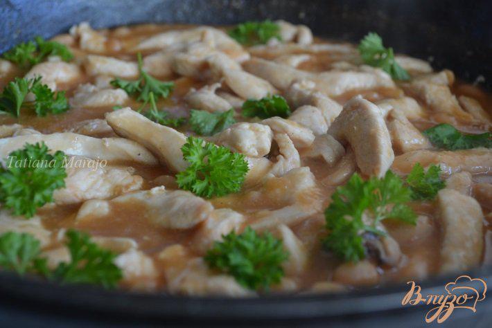 Фото приготовление рецепта: Куриное  филе с белой фасолью в томатном соусе шаг №4