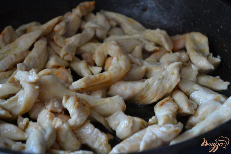Фото приготовление рецепта: Куриное  филе с белой фасолью в томатном соусе шаг №2