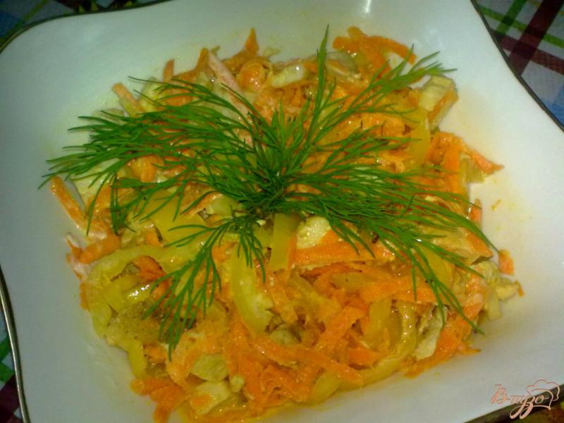 Фото приготовление рецепта: Салат из моркови, перца и курицы шаг №4
