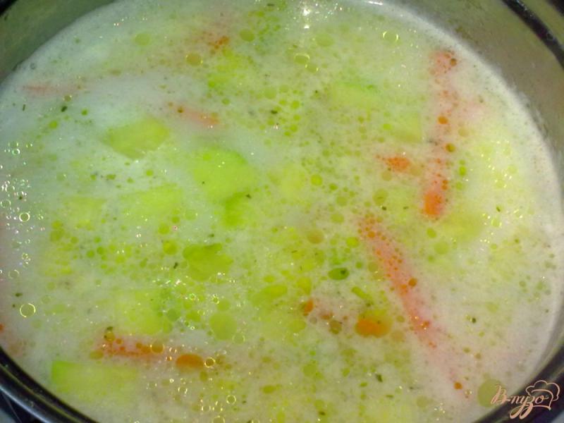 Фото приготовление рецепта: Суп рисовый с кабачками шаг №6