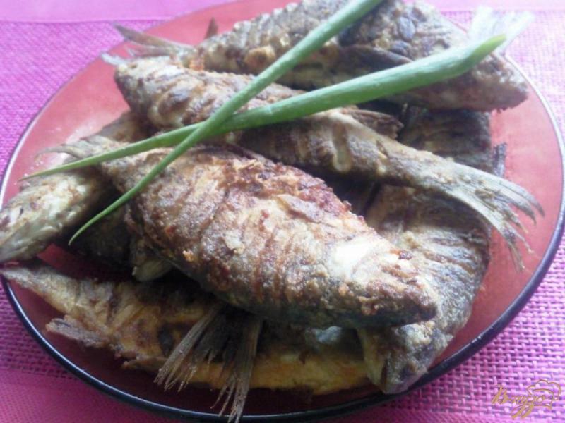Фото приготовление рецепта: Жаренная речная рыба,маринованная в соусе чимичурри шаг №4