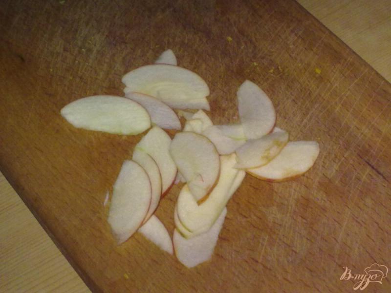 Фото приготовление рецепта: Салат из краснокочанной капусты с яблоком шаг №3
