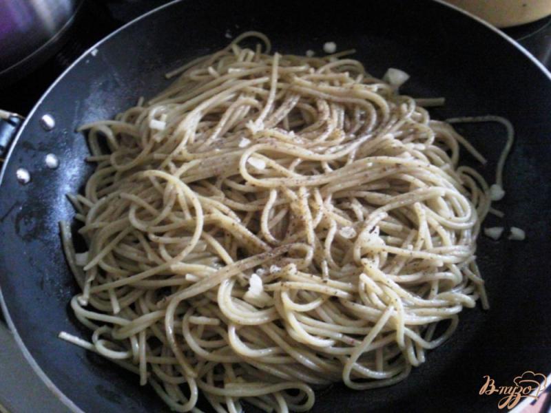 Фото приготовление рецепта: Спагетти с чесночным маслом шаг №3