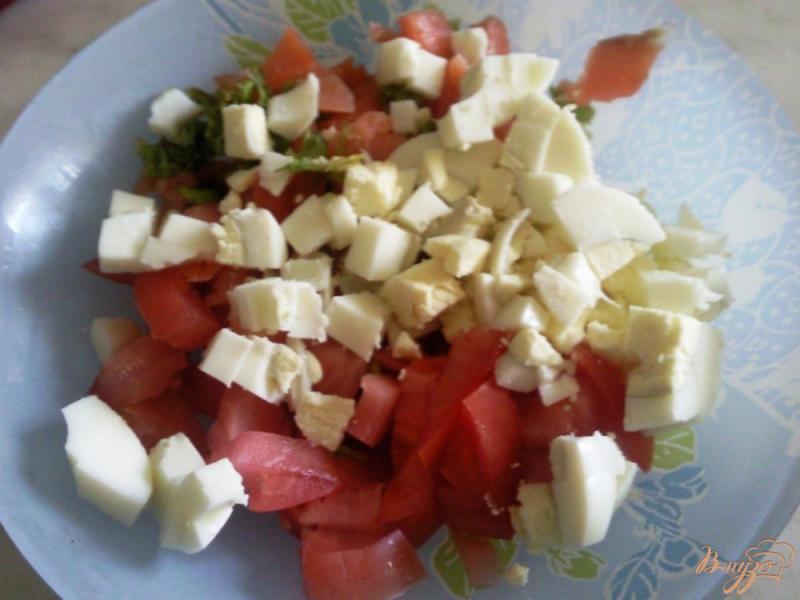Фото приготовление рецепта: Салат с красной рыбой и помидорами шаг №3
