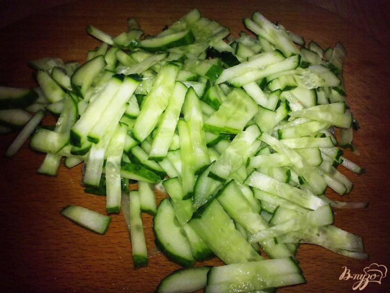 Фото приготовление рецепта: Салат с крабовыми палочками «Сюжет» шаг №2