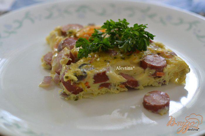 Фото приготовление рецепта: Фриттата с сосисками и сладким перцем шаг №7