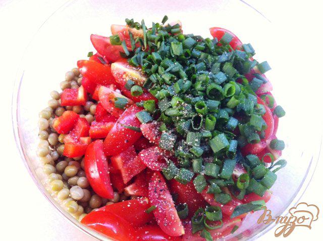 Фото приготовление рецепта: Салат с крабовыми палочками и помидорами шаг №7