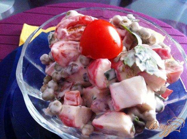 Фото приготовление рецепта: Салат с крабовыми палочками и помидорами шаг №9