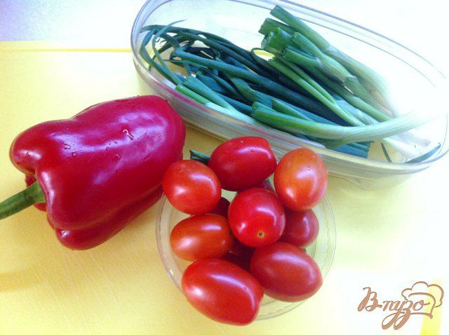 Фото приготовление рецепта: Салат с крабовыми палочками и помидорами шаг №1