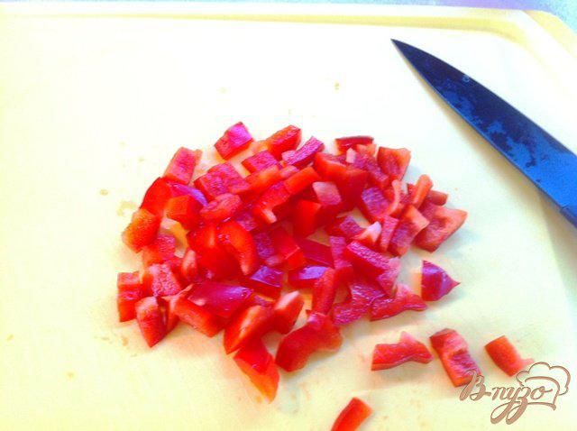 Фото приготовление рецепта: Салат с крабовыми палочками и помидорами шаг №5