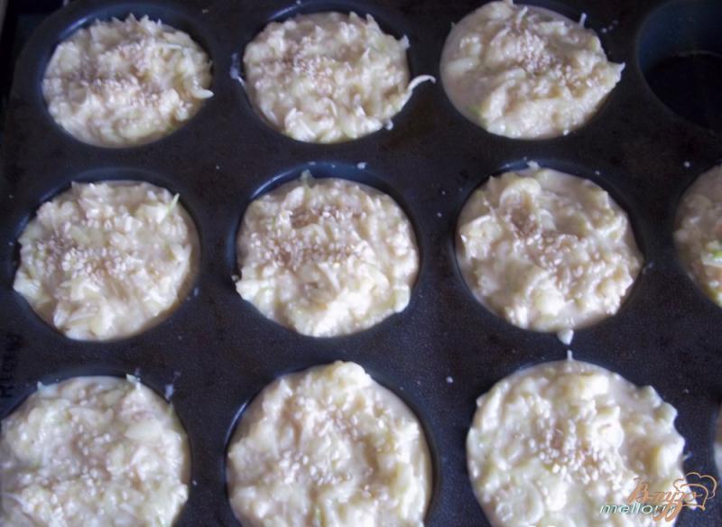Фото приготовление рецепта: Кексы – суфле из кабачков шаг №4