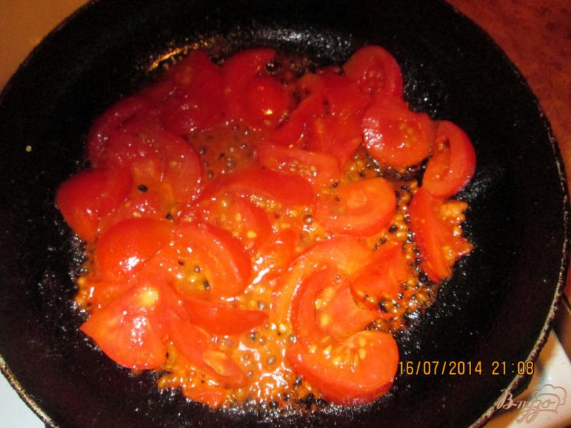 Фото приготовление рецепта: Жареные  куриные яйца с помидорами шаг №1