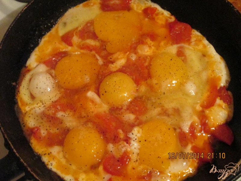 Фото приготовление рецепта: Жареные  куриные яйца с помидорами шаг №2