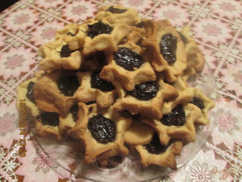 Фото приготовление рецепта: Песочное печенье с  клубничным джемом шаг №7