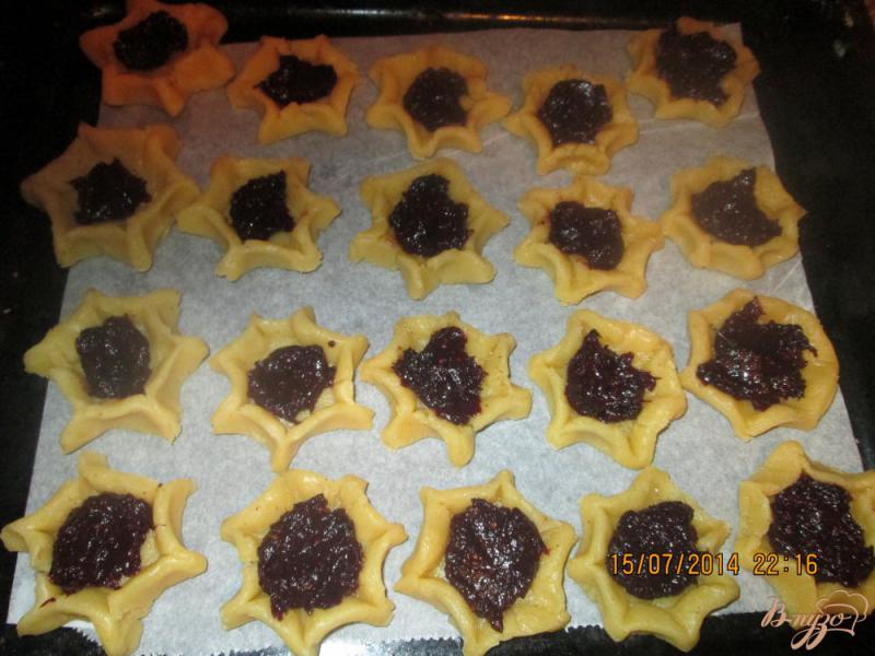 Фото приготовление рецепта: Песочное печенье с  клубничным джемом шаг №6