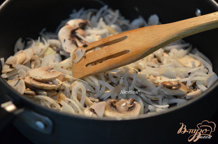 Фото приготовление рецепта: Фаршированные сладкие перцы с грибами и фаршем шаг №2