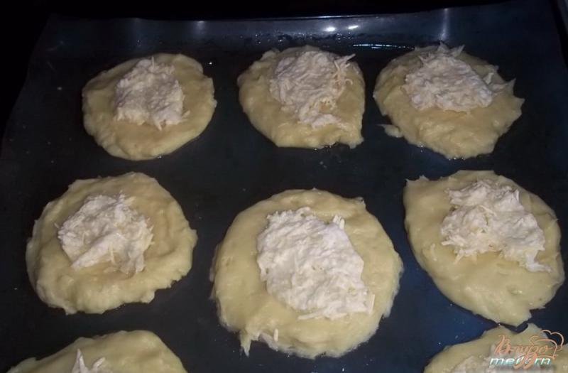 Фото приготовление рецепта: Ватрушки картофельные с сыром шаг №4