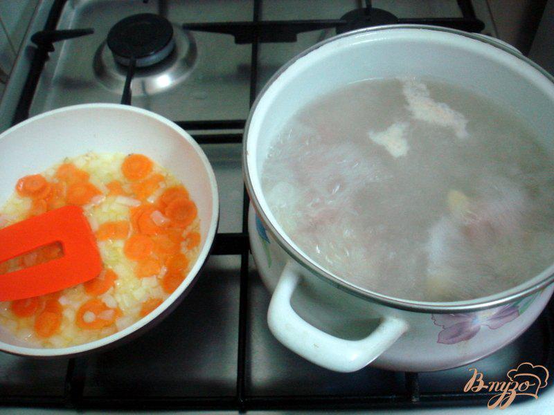 Фото приготовление рецепта: Овощной суп с кабачками и сардельками шаг №6