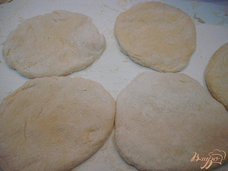 Фото приготовление рецепта: Жареные пирожки на кефире с квашеной капустой шаг №15