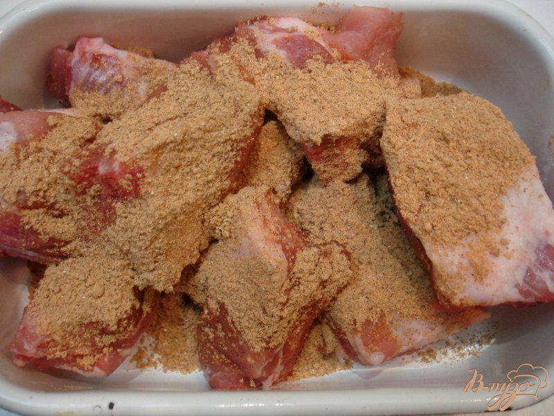 Фото приготовление рецепта: Свиные рёбрышки запеченные с чесноком шаг №2