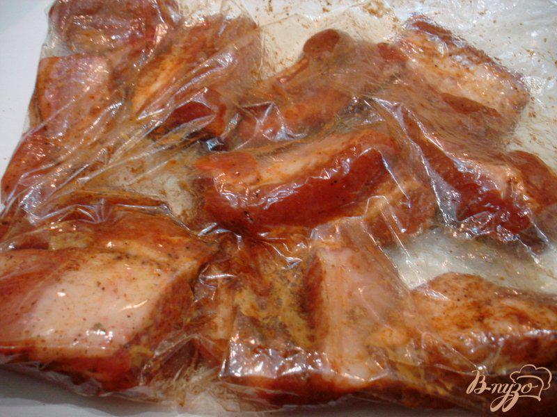 Фото приготовление рецепта: Свиные рёбрышки запеченные с чесноком шаг №4