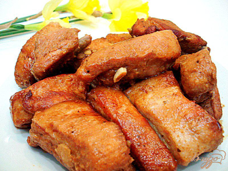 Фото приготовление рецепта: Свиные рёбрышки запеченные с чесноком шаг №6