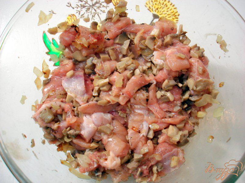 Фото приготовление рецепта: Куриные голени фаршированные фаршем и грибами шаг №11