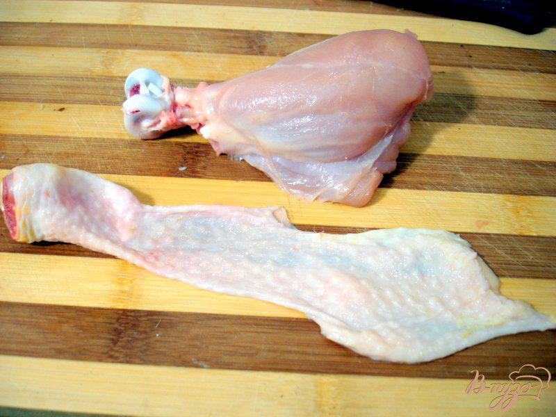Фото приготовление рецепта: Куриные голени фаршированные фаршем и грибами шаг №7
